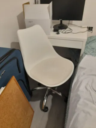 Silla de escritorio blanca con cojín