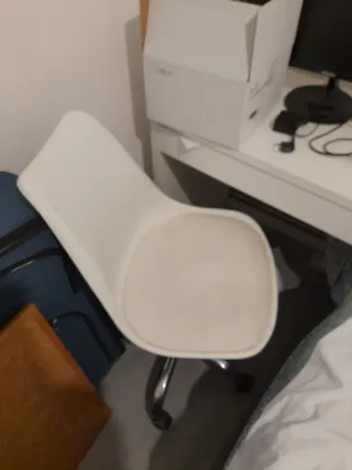 Silla de escritorio blanca con cojín