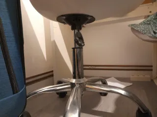 Silla de escritorio blanca con cojín