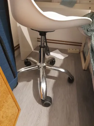 Silla de escritorio blanca con cojín