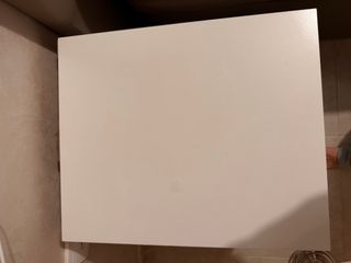 Mesilla de noche de madera blanca