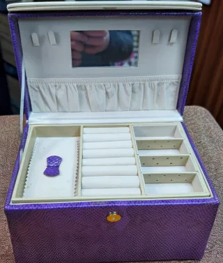 Joyero de mano morado y blanco