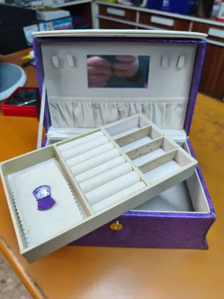 Joyero de mano morado y blanco