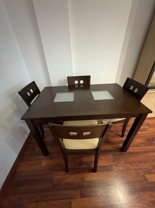 Mesa de comedor y 4 sillas