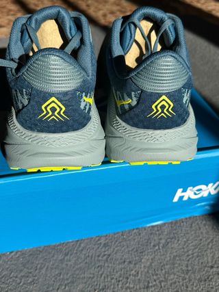 Zapatillas Hoka para correr azules y verdes