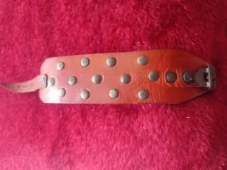Pulsera antigua de cuero color camel con tachuelas