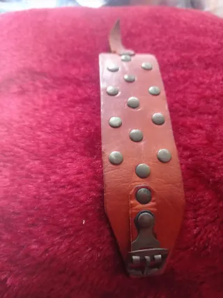 Pulsera antigua de cuero color camel con tachuelas
