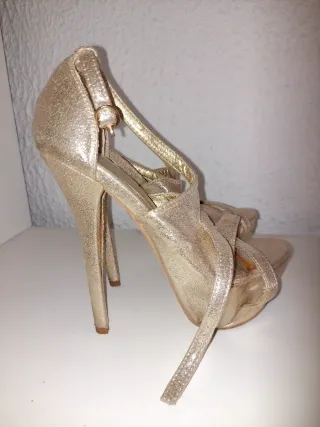 Zapatos de tacón dorados
