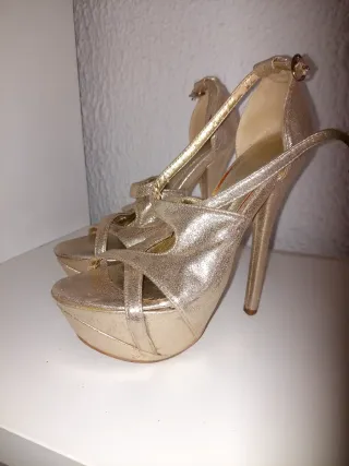 Zapatos de tacón dorados