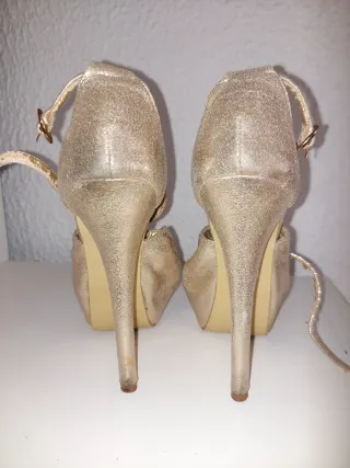Zapatos de tacón dorados