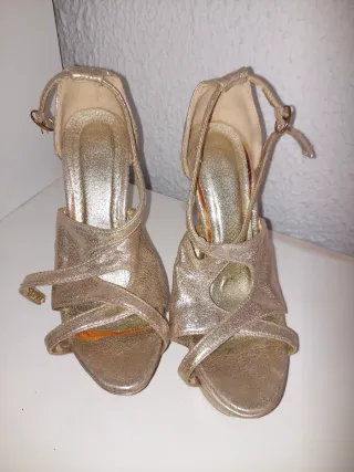 Zapatos de tacón dorados