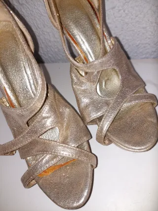 Zapatos de tacón dorados