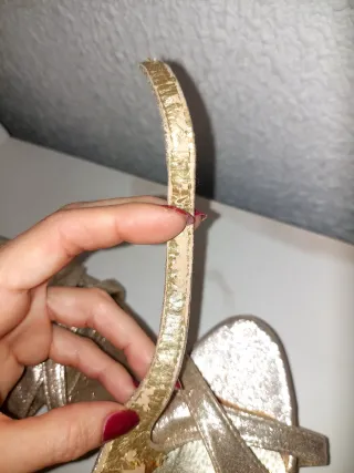 Zapatos de tacón dorados