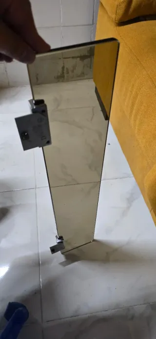 Scaffale in vetro con supporti metallici