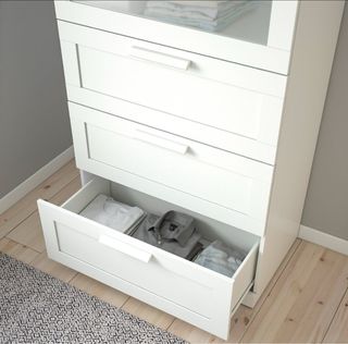 Cómoda bebé blanca