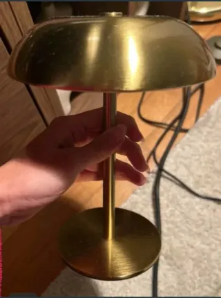 Lámpara de mesa táctil dorada