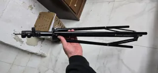 Trípode negro ajustable