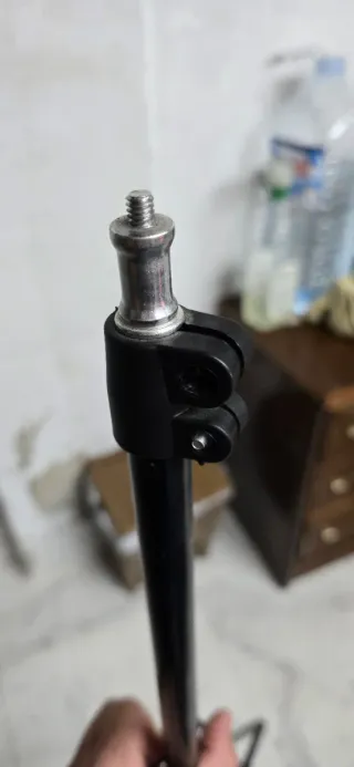 Trípode negro ajustable