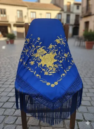 Manton azul con bordado dorado