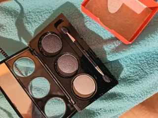 Maquillaje. Collares y demás.