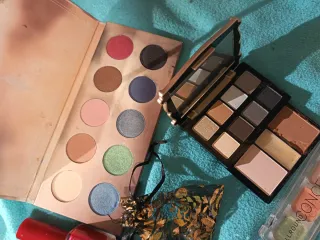 Maquillaje. Collares y demás.