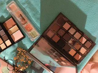 Maquillaje. Collares y demás.