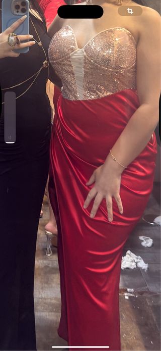 Vestido de fiesta rojo y dorado