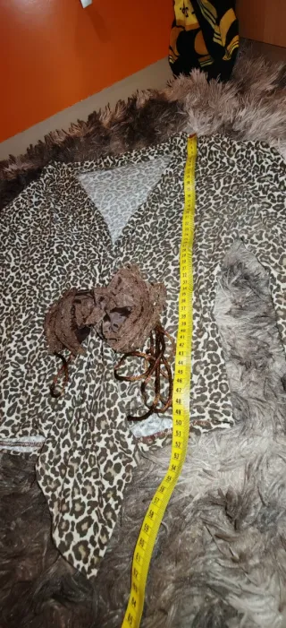 Blusa animal print con broche flor