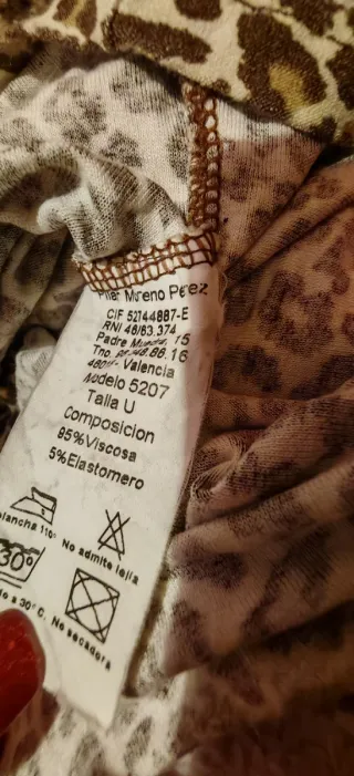 Blusa animal print con broche flor