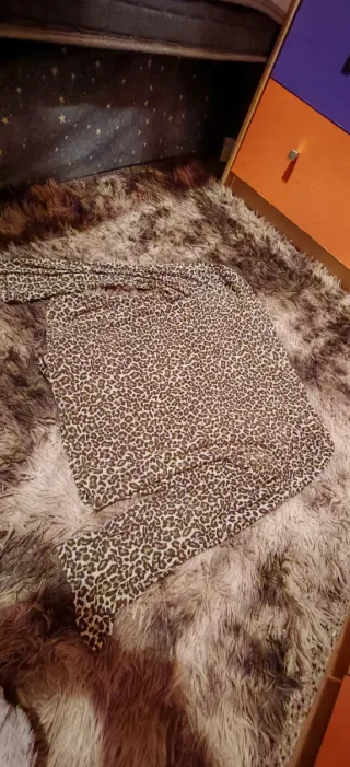 Blusa animal print con broche flor