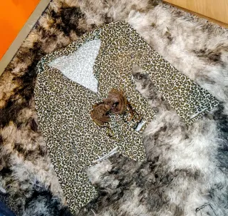 Blusa animal print con broche flor