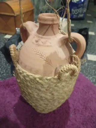 Cántaro de barro con cestería