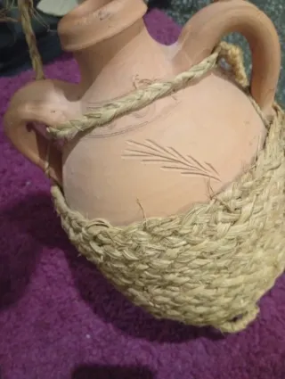 Cántaro de barro con cestería