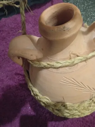 Cántaro de barro con cestería