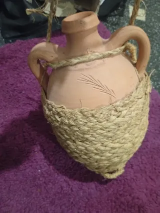 Cántaro de barro con cestería