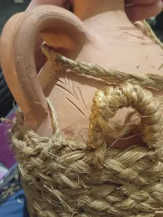 Cántaro de barro con cestería