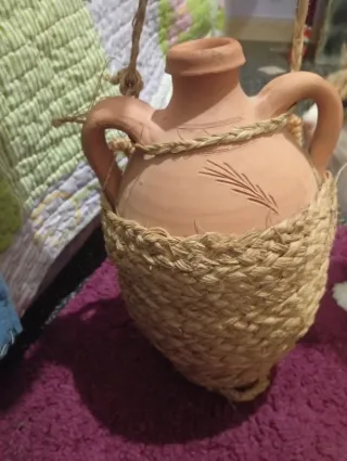 Cántaro de barro con cestería