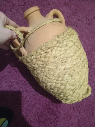 Cántaro de barro con cestería