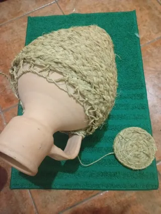 Cántaro de barro con cestería