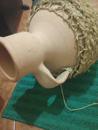 Cántaro de barro con cestería
