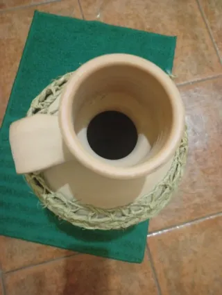 Cántaro de barro con cestería