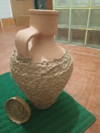 Cántaro de barro con cestería