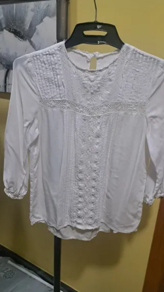Blusa blanca con bordados