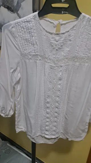 Blusa blanca con bordados