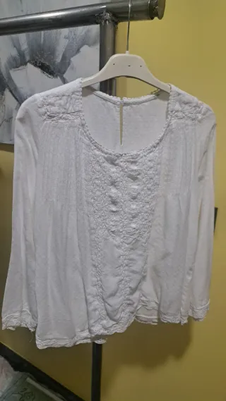 Blusa blanca manga larga con bordado