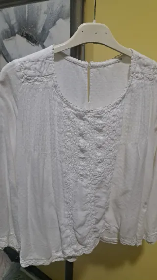 Blusa blanca manga larga con bordado