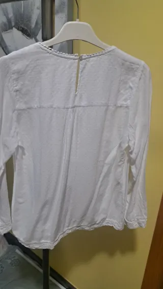 Blusa blanca manga larga con bordado