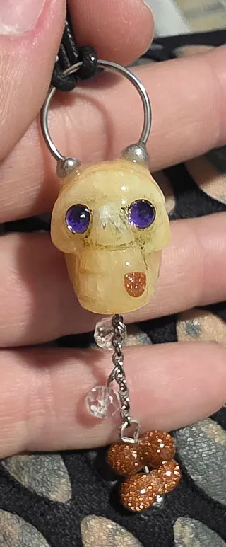 Collar Calavera Calcita Dorada Circonitas