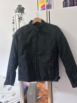 Casaco de moto preto com detalhes roxos