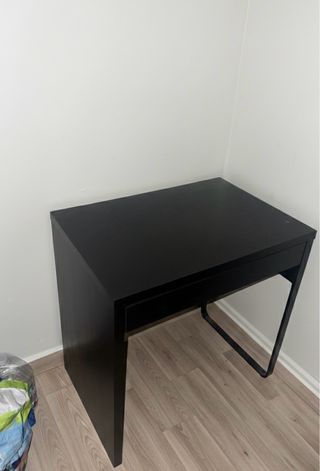 Escritorio negro con cajón